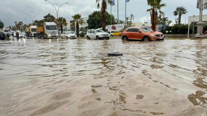 Sokaklar göle döndü araçlar sular altında kaldı