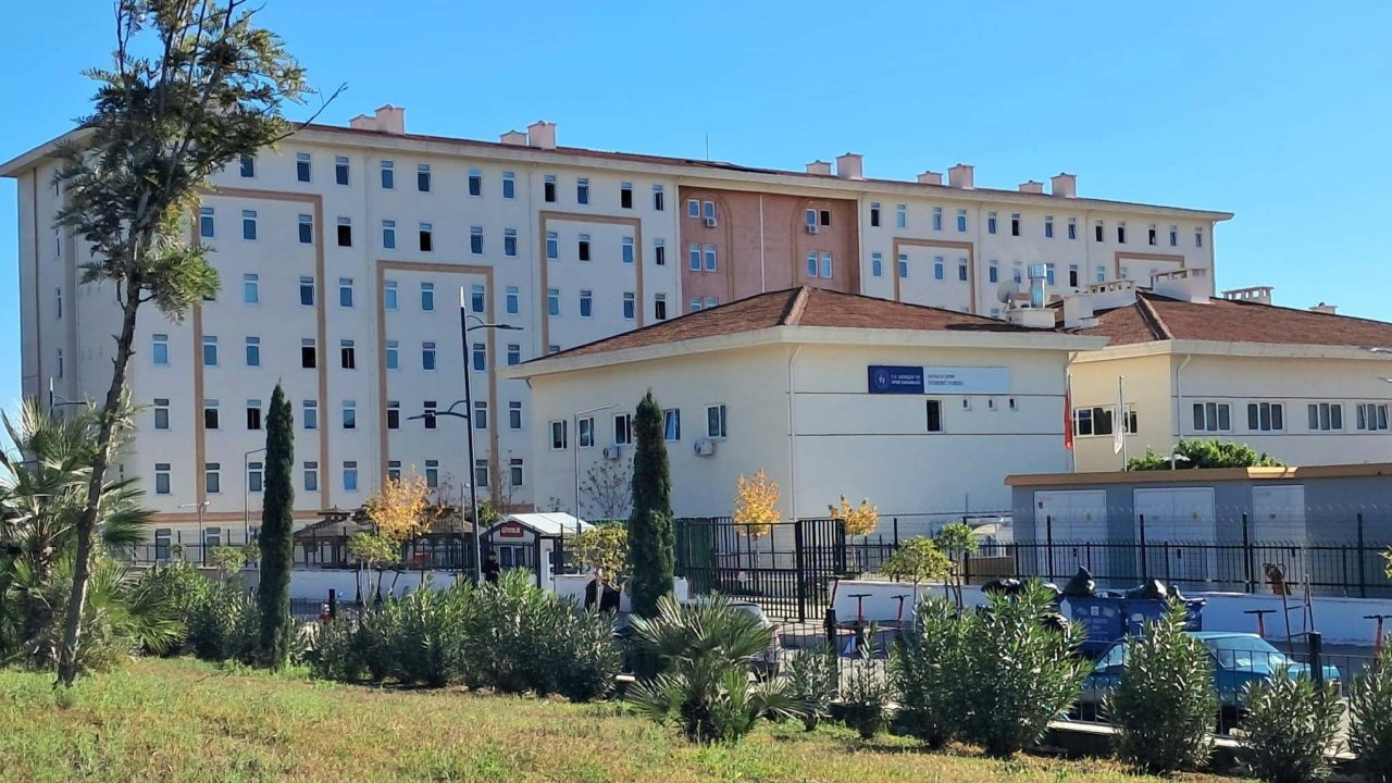 Tartıştığı 3 kişi tarafından bıçaklanan üniversite öğrencisi yaralandı