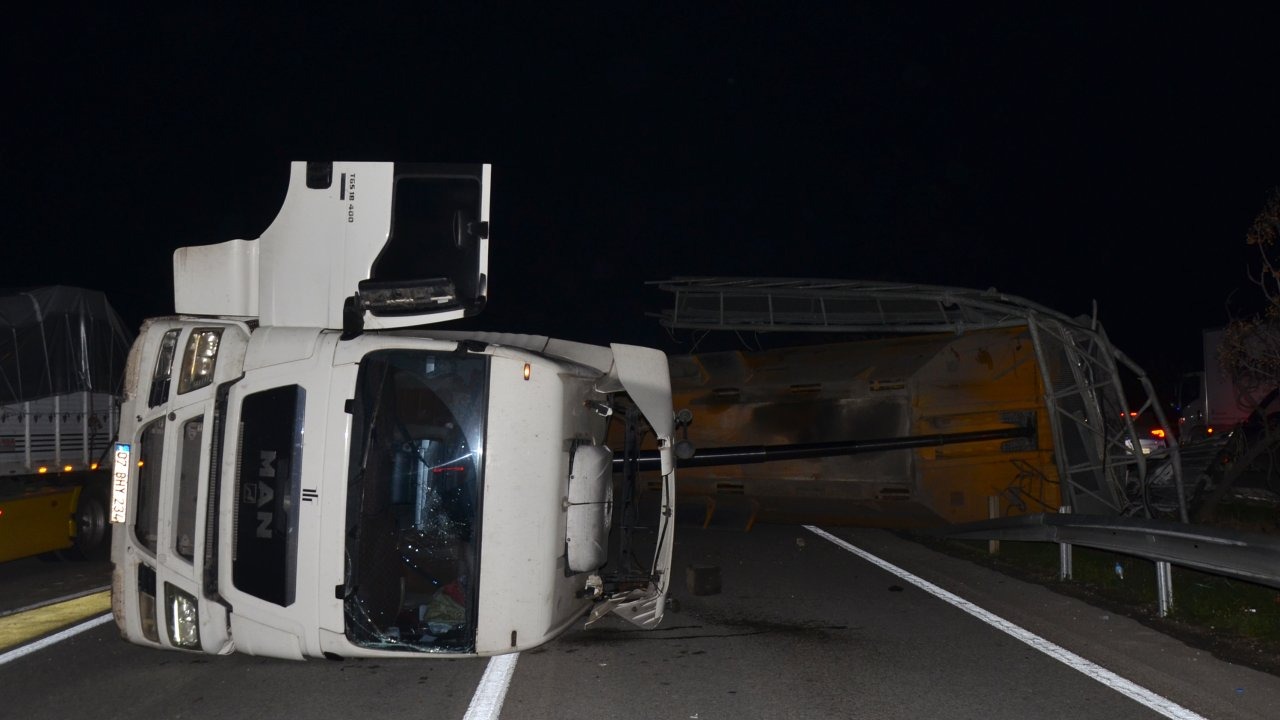TIR'ın dorsesi direği devirdi, zincirleme kaza oldu