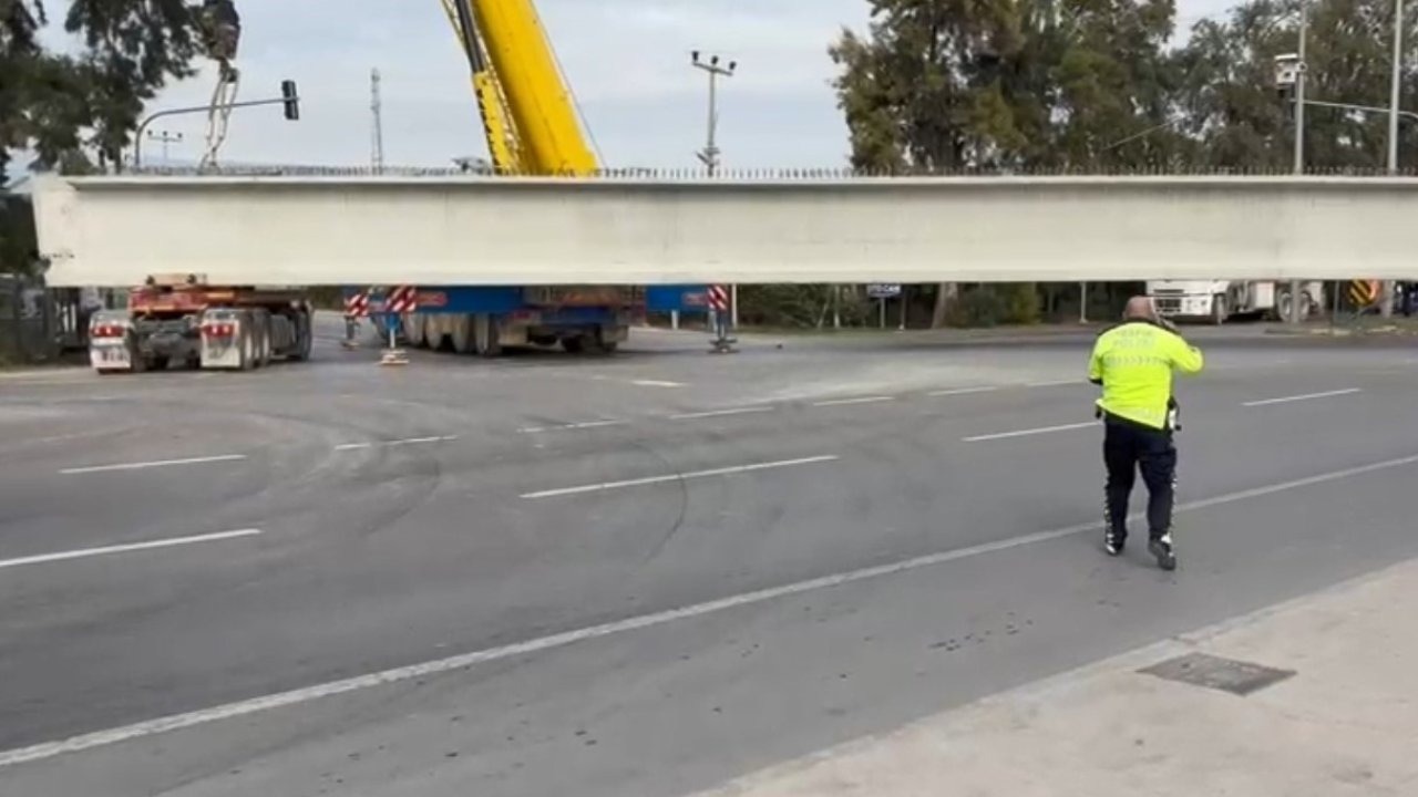 Tonlarca ağırlıktaki beton blok taşıyan tırın tekeri koptu