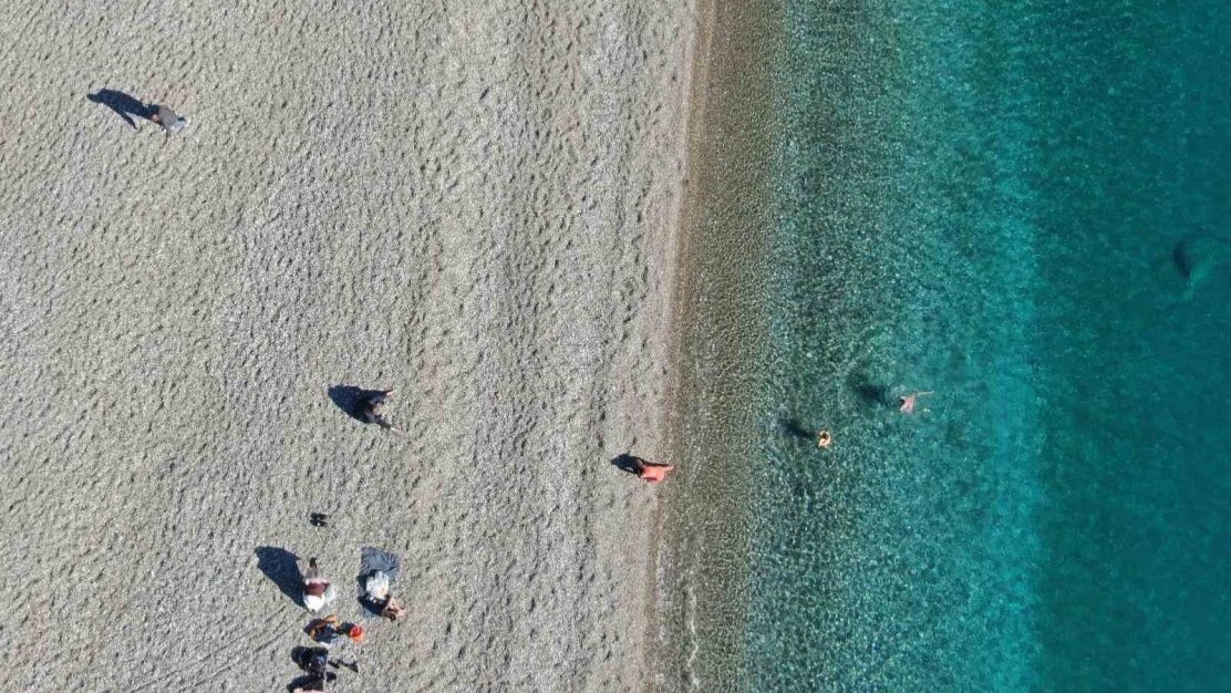 Türkiye karla mücadele ederken Antalya’da deniz sefası