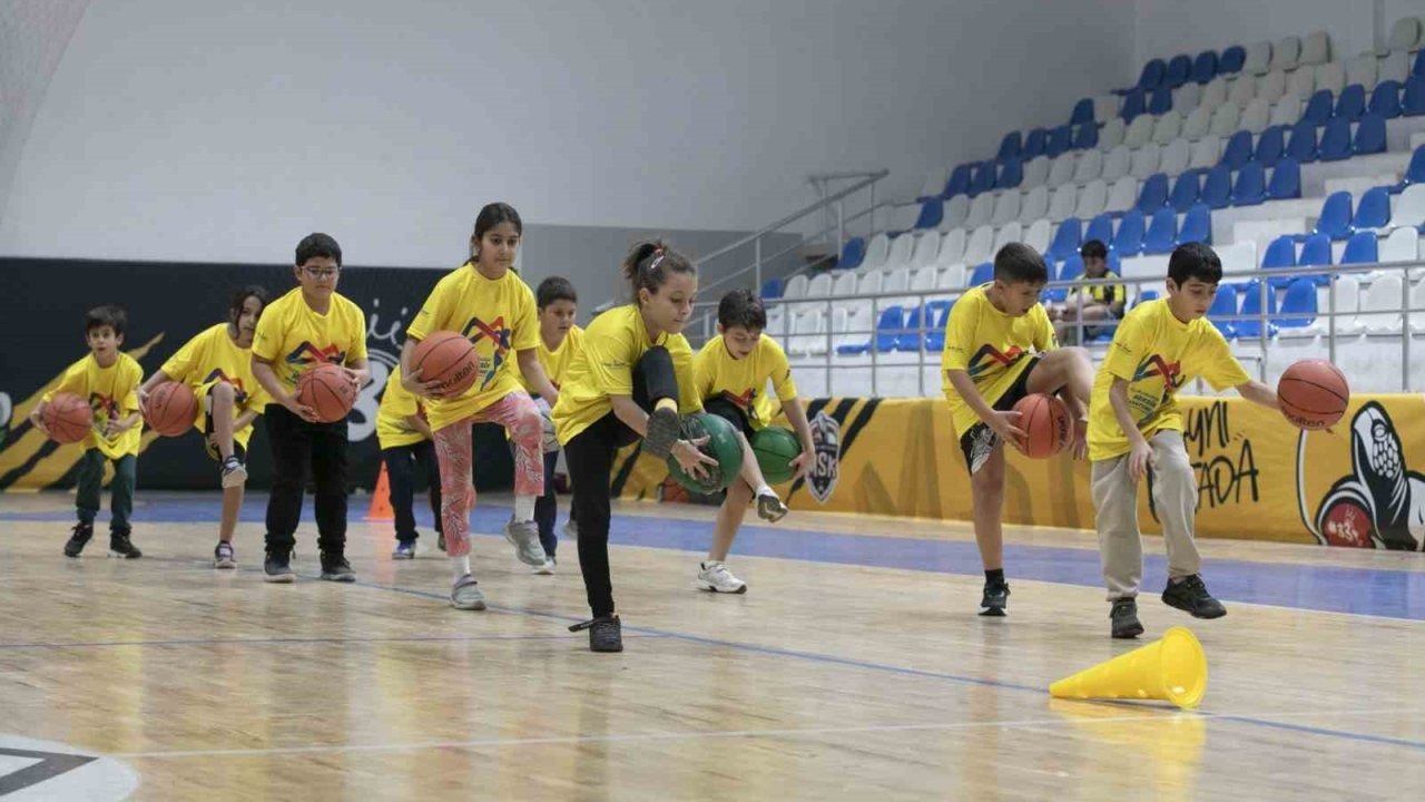Ücretsiz Basketbol Kursları çocuklara hem spor hem gelecek sunuyor