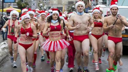 Yarı Çıplak Noel Baba Koşusu düzenlendi!