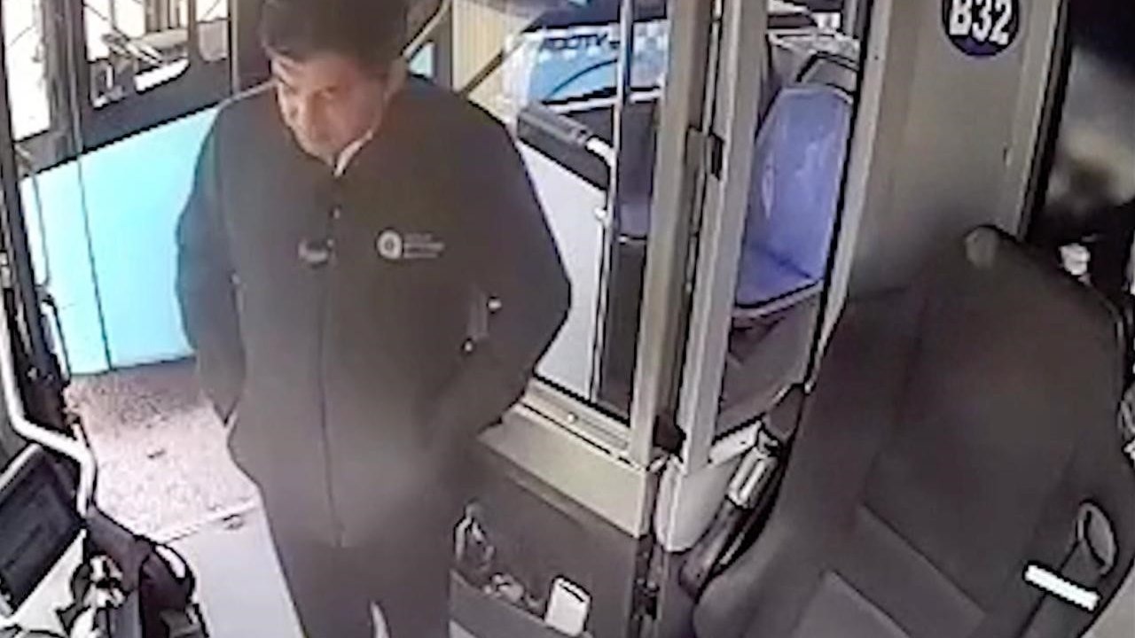 Yaşlı adamın otobüste unuttuğu içinde 4 bin euro olan çantanın başında adeta nöbet tuttu