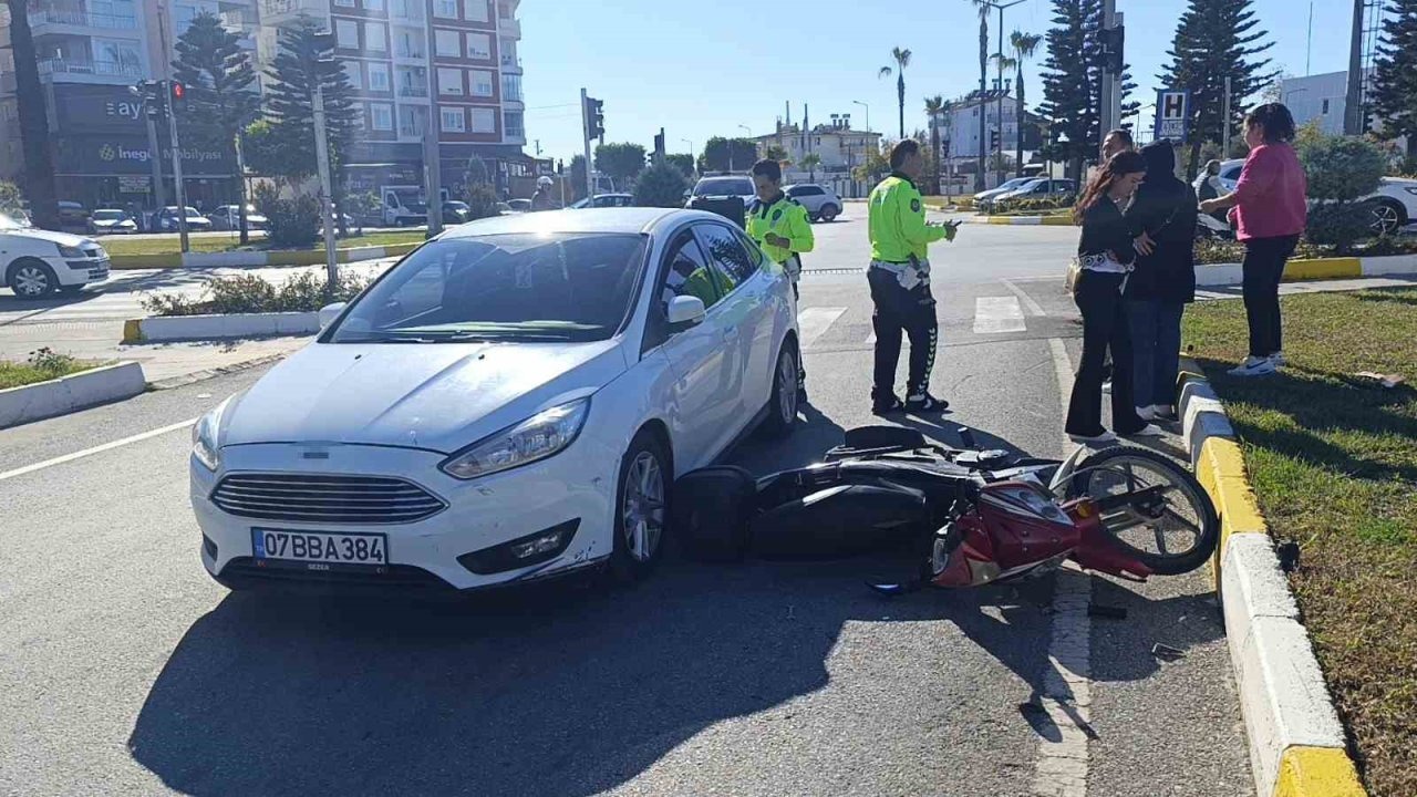 Yaya geçidinde otomobil ile motosiklet çarpıştı: 1 yaralı