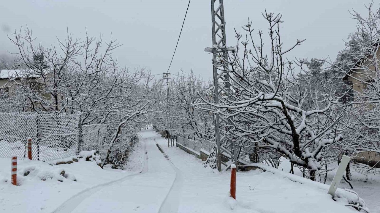 Yaz şehrin de kar birçok mahalleyi beyaza bürüdü