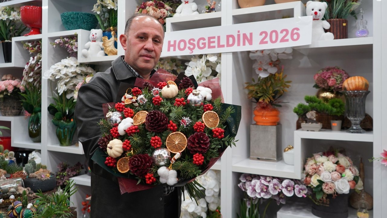 Yılbaşı çiçeği kokina 500 liradan başlayan fiyatlarla vitrinlerde