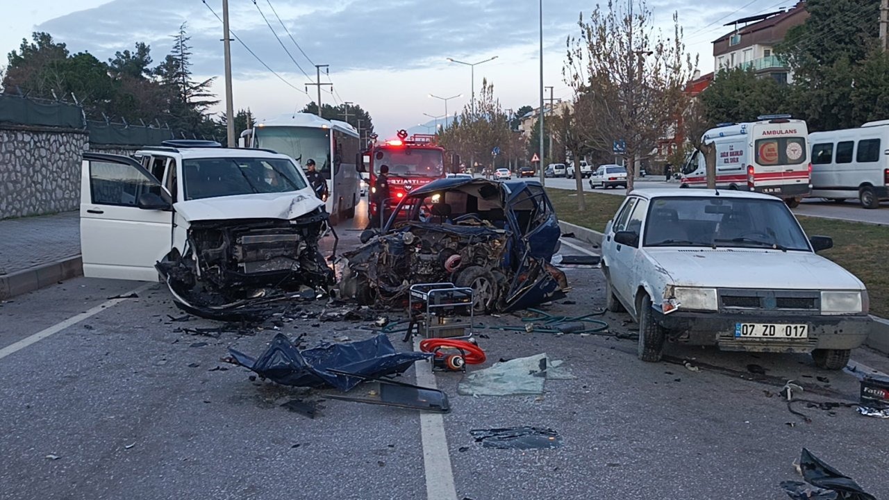 Yola çıkan kedi, kazaya neden oldu: 2 ölü, 3 yaralı