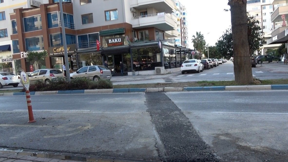 Yolda oluşan çukurları görünce dayanamayan esnaf  kum ve çakılla çukurları kendisi kapattı