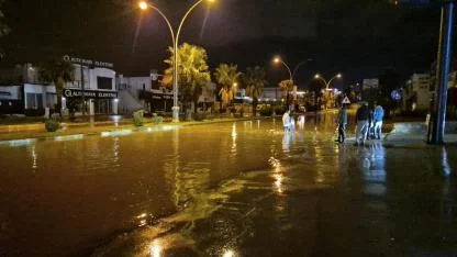 Yollar kapandı, ev ve iş yerlerini su bastı