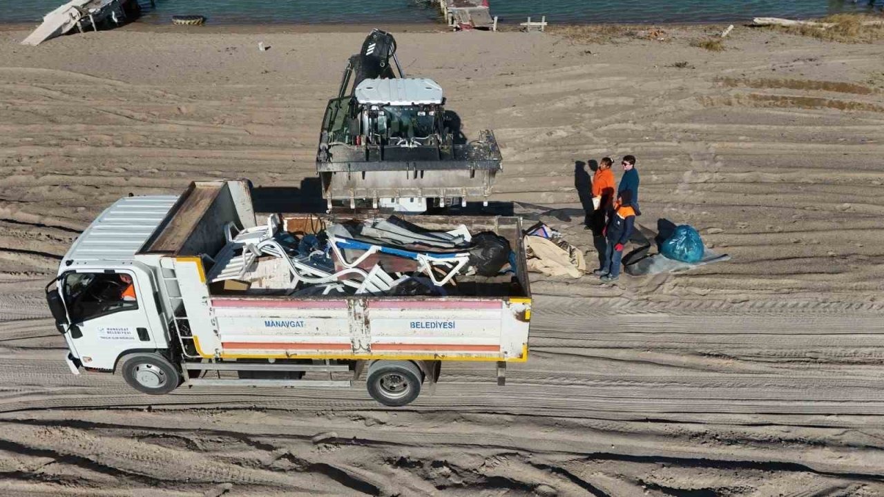 5 saatte sahilden 52 torba çöp topladılar