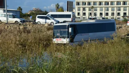 Serik'te yolcu otobüsü ile hafif ticari araç çarpıştı