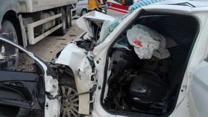 Otomobil, park halindeki TIR'a çarptı: 2 ölü, 1 yaralı