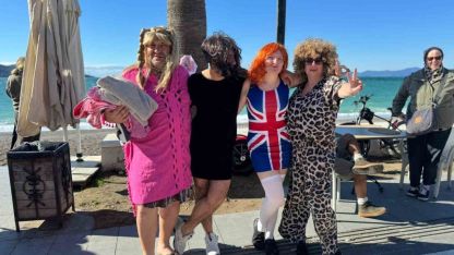 Çocuklar ve hayvanlar için denize girdiler