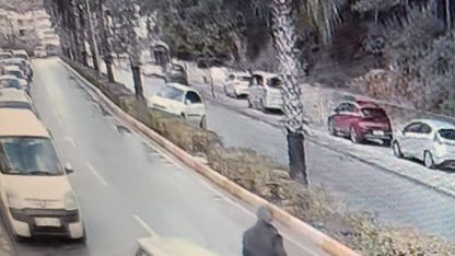 Antalya’da virajı alamadı, palmiye ağacına çarptı