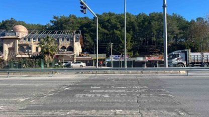 Yol ve kavşak düzenlemesinde ’müşteri kaybı’ endişesi esnafı sokağa döktü