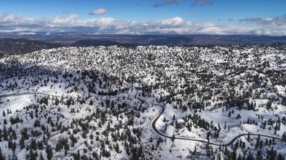 Mersin’de karla kaplanan ormanlık alandan kartpostallık görüntüler