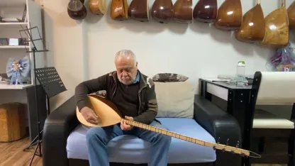 Yarım asırdır bağlamaya şekil veriyor, şimdi mesleğini çocuklarıyla sürdürüyor