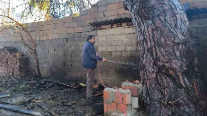 Yangının eve sıçramaması için alevlere hortumlarla müdahale ettiler