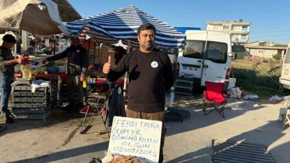 Ferdi Tayfur’un ölüm yıldönümünde lokum ve bisküvi dağıttı