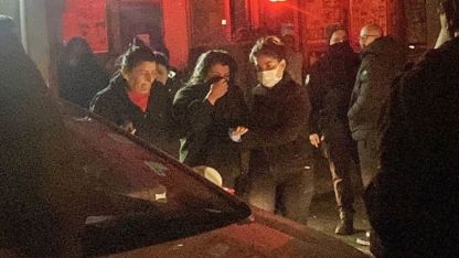 Apartman dairesi küle döndü, ev sahibi komşuların yardımıyla evden çıkartıldı