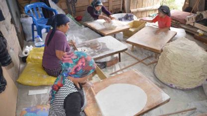 Antalyalı kadınların imece usulü yufka ekmek mesaisi