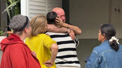 Evleri yanan baba ile kızı, sarılarak birbirini teskin etti