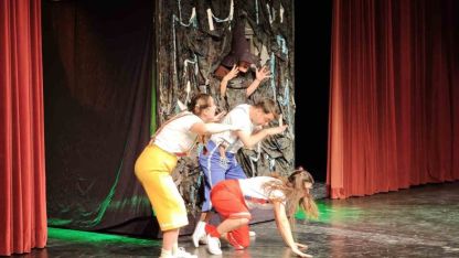 Kepez Kent Tiyatrosu yılın ilk çocuk oyununu sahneledi