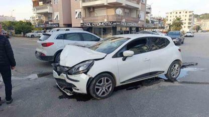Antalya’da kontrolsüz kavşakta otomobiller çarpıştı: 2 yaralı