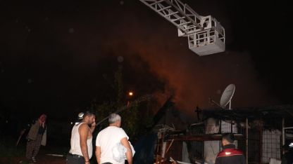 Kundaklanan gecekondu alevlere teslim oldu