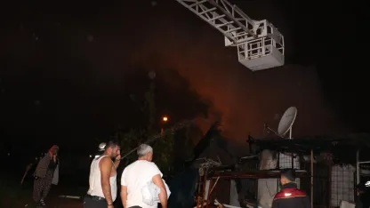 Kundaklanan gecekondu alevlere teslim oldu