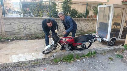 Trafik polisini görünce motosikleti bırakıp kaçtı