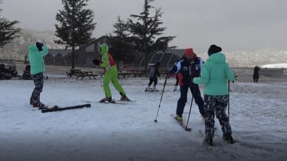 Isparta Davraz’da suni karla kayak keyfi devam ediyor