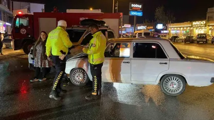 Antalya iki otomobilin çarpıştığı ve 3 kişinin yaralandığı kaza anı kamerada