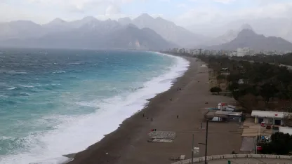 Antalya’da sis ve kuvvetli rüzgar