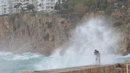 Antalya’da çatı uçtu, aracın üzerine tabela devrildi, elektrik telleri koptu