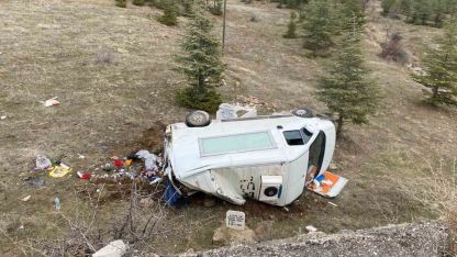 Kontrolden çıkan kamyonet şarampole yuvarlandı: 3 yaralı