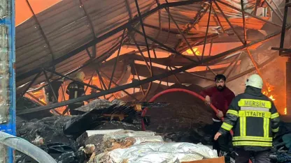 Plastik ham madde deposunda yangın