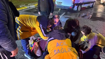 Yaya geçidinde motosiklet çarptı: 2 yaralı