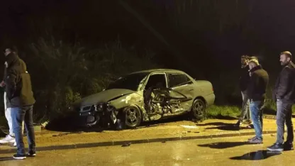 Direğe çarptı, hurdaya dönen araçtan yaralanmadan çıktı