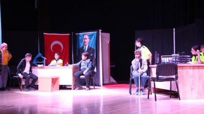Öğrencilerden tiyatroyla mesaj