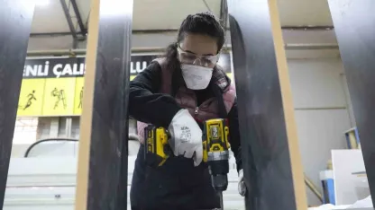 Kadın mobilya ustaları yetişiyor: 12 yıl öğretmenlikten sonra marangoz oldu