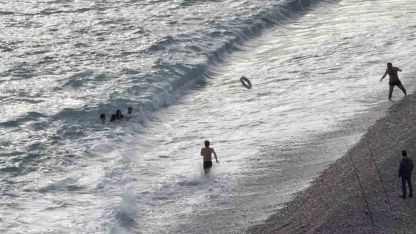 Fırtınalı havada denizde can pazarı