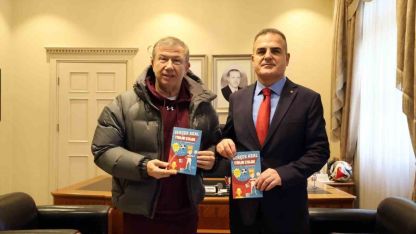 Futbolun efsane ismi Vali Akbıyık’a ‘Gerçek Kral Tanju Çolak’ kitabını hediye etti