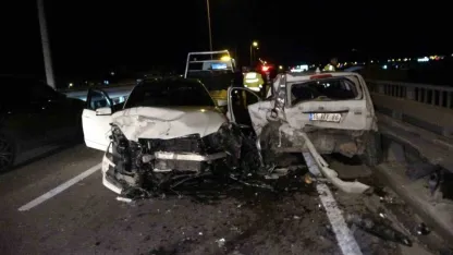 Manavgat’ta köprülü kavşakta zincirleme kaza: 2 yaralı