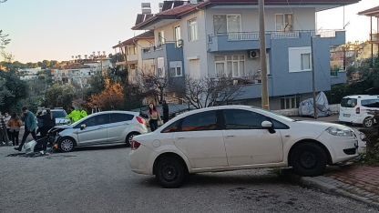 Manavgat’ta iki otomobil kavşakta çarpıştı: 2 yaralı
