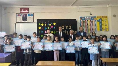 Kaymakamı Çelikkol çocukların karne sevincine ortak oldu