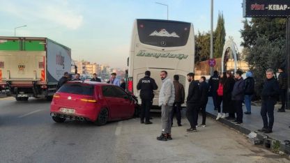 Yolcu otobüsüyle çarpışan otomobil sürücüsü yaralandı