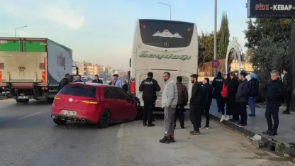 Yolcu otobüsüyle çarpışan otomobil sürücüsü yaralandı