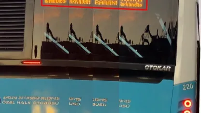 Otobüsün arkasına tutunan çocuklara şoförden LED'li uyarı